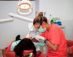 Beneficiile implantului dentar