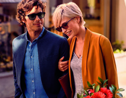 Sănătatea ochilor pe timp de vară se păstrează cu lentilele Transitions® de la Essilor