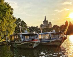 Petrecere pe barca in Lacul Herastrau