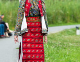 Ambasada României în Republica Turcia sărbătorește ia românească printr-o prezentare de modă de excepție și un eveniment caritabil în sprijinul copiilor refugiați sirieni