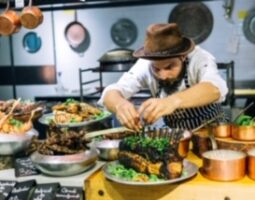 Stradale si Mitzu, doua branduri Flavours, pregatesc delicii pentru artistii de la Untold