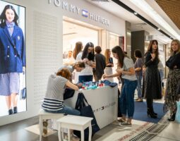 TOMMY HILFIGER DESCHIDE OFICIAL PRIMUL MAGAZIN DE ÎNCĂLȚĂMINTE ȘI ACCESORII ÎN BUCUREȘTI, ROMÂNIA