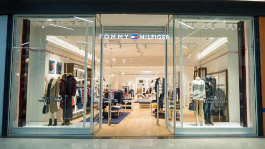 TOMMY HILFIGER DESCHIDE UN NOU MAGAZIN  ÎN CENTRUL COMERCIAL PROMENADA SIBIU