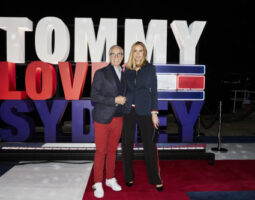 TOMMY HILFIGER CELEBREAZĂ PRIMA SA VIZITĂ ÎN AUSTRALIA ÎNCONJURAT DE CELEBRITĂȚI LA PETRECEREA ÎN STIL NEWYORKEZ ORGANIZATĂ ÎN JONES BAY WHARF