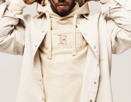 TOMMY HILFIGER CELEBREAZĂ COLECȚIA SUSTENABILĂ TOMMYXLEWIS  PRIMĂVARĂ 2020 ÎN CADRUL URMĂTORULUI SPECTACOL DE MODĂ EXPERIENȚIAL