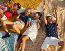 ȚINUTE DE VARĂ PENTRU COPII FERICIȚI