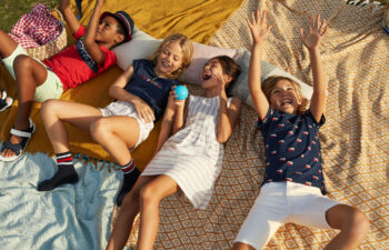 ȚINUTE DE VARĂ PENTRU COPII FERICIȚI