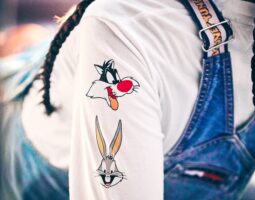 TOMMY HILFIGER ȘI WARNER BROS. ADOPTĂ CULTURA POP ȘI ENTERTAINMENT-UL ÎN COLECȚIA CAPSULĂ TOMMY JEANS LOONEY TUNES®