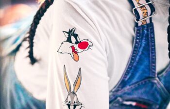 TOMMY HILFIGER ȘI WARNER BROS. ADOPTĂ CULTURA POP ȘI ENTERTAINMENT-UL ÎN COLECȚIA CAPSULĂ TOMMY JEANS LOONEY TUNES®