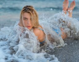 Actrita Sabina Lisievici promovează frumusetea naturală pe plaje pustii!