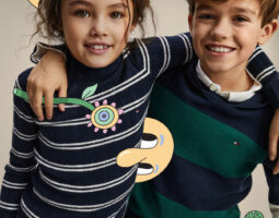 TOMMY HILFIGER FACE ECHIPĂ CU ICONIC-UL ILUSTRATOR JEREMYVILLE PENTRU CAMPANIA PLINĂ DE VIAȚĂ DEDICATĂ COLECȚIEI KIDS 2020