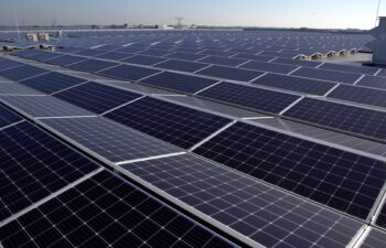 S-A FINALIZAT INSTALAREA CELUI MAI PUTERNIC ACOPERIȘ DIN PANOURI SOLARE DIN LUME CARE ACUM ESTE FUNCȚIONAL LA DEPOZITUL ȘI CENTRUL LOGISTIC PVH EUROPE