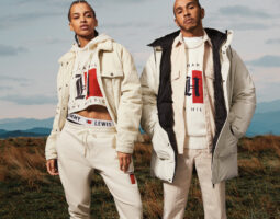 TOMMY HILFIGER ȘI LEWIS HAMILTON CONTINUĂ DEZVOLTAREA CĂLĂTORIEI SUSTENABILITĂȚII ȘI A MESAJULUI „STYLE FOR ALL” PRIN CO-CREAȚIA COLECȚIEI DE TOAMNĂ 2020