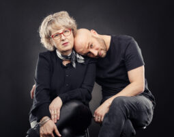 Actorul Mihai Bendeac lansează împreună cu mama sa, Emilia Bendeac, cartea autobiografică Jurnalul unui Burlac. Conversații cu mama.