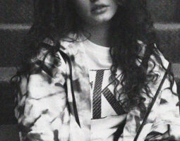 ALLA „Sunt genul de artist care dorește să ofere mai mult live decât virtual, nu îmi place să postez tot timpul ce fac și în niciun caz atunci când dobândesc ceva nou să mă postez un doi să arăt, pentru că păstrez pentru scenă și proiecte.”