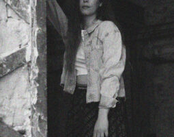 AMELIA „Pentru mine corpul este un vehicul prin care se transmit povești oricât de abstracte ar fi ele. Privesc fiecare mișcare încărcată de sens oricât de banală ar fi ea. Mersul, spălatul pe dinți, modul în care îți legi șireturile, cum te ridici din pat. Totul poate fi privit ca o coregrafie. Depinde prin ce filtre alegi să analizezi mișcarea. ”