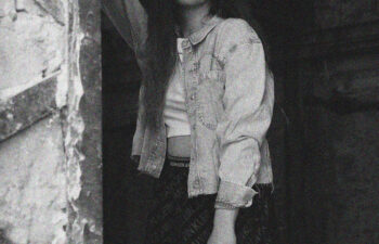 AMELIA „Pentru mine corpul este un vehicul prin care se transmit povești oricât de abstracte ar fi ele. Privesc fiecare mișcare încărcată de sens oricât de banală ar fi ea. Mersul, spălatul pe dinți, modul în care îți legi șireturile, cum te ridici din pat. Totul poate fi privit ca o coregrafie. Depinde prin ce filtre alegi să analizezi mișcarea. ”