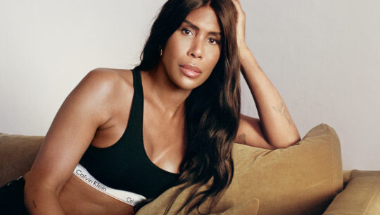 Calvin Klein sărbătorește momentele definitorii ale călătoriei LGBTQIA + cu campania #proudinmycalvins