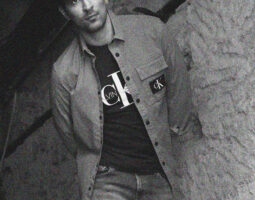 TURY „Cred că undeva pe la 18-19 ani, curios de fel, am cumpărat cartea “The power of the actor” de Ivana Chubbuck și țin minte că stăteam în pat și eram complet fascinat de ce citeam în respectiva carte și cam de pe atunci a început să încolțească în mintea mea gândul că ar trebui să încerc ceva în actorie.”