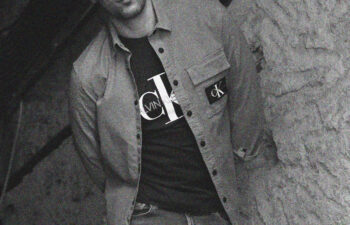 TURY „Cred că undeva pe la 18-19 ani, curios de fel, am cumpărat cartea “The power of the actor” de Ivana Chubbuck și țin minte că stăteam în pat și eram complet fascinat de ce citeam în respectiva carte și cam de pe atunci a început să încolțească în mintea mea gândul că ar trebui să încerc ceva în actorie.”