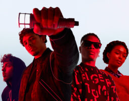 TOMMY HILFIGER A LANSAT CAMPANIA TOAMNA 2021, “PASS THE MIC”  Cu Yara Shahidi, Anthony Ramos, Jack Harlow, Wizkid, Kim Soo-Hyun and DJ Cassidy.