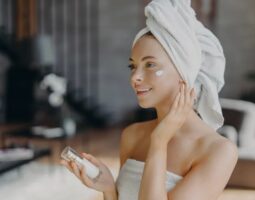 Cum sa iti ingrijesti pielea si parul in aceasta vara? Sase sfaturi de urmat in acest sezon