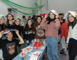 Organizația Narada și partenerii săi dublează sumele strânse, pentru ca școlile participante în campanie să-și poată finanța urgențele educaționale.