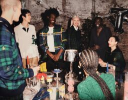 TOMMY HILFIGER IA STARTUL SEZONULUI SĂRBĂTORILOR DE IARNĂ
