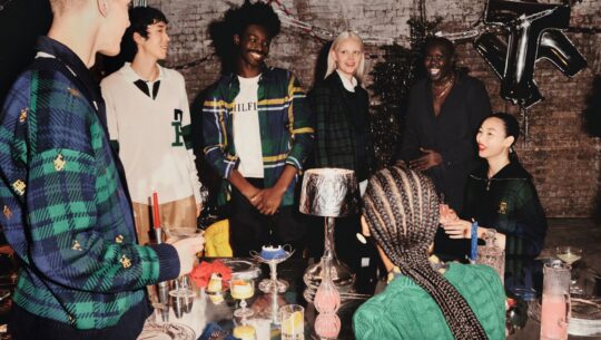 TOMMY HILFIGER IA STARTUL SEZONULUI SĂRBĂTORILOR DE IARNĂ